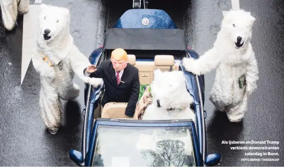  ??  ?? Als ijsberen en Donald Trump verklede demonstran­ten zaterdag in Bonn.