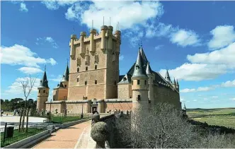  ??  ?? Panorámica del Alcázar, que bien parece un castillo de cuento infantil