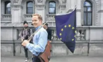  ??  ?? Večernjak u Londonu Reporter Večernjeg lista susreo je Jamesa Laurenta, 29-godišnjaka koji tužno baulja ulicama noseći zastavu Europske unije