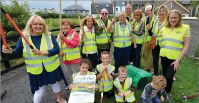  ?? Photo by Domnick Walsh ?? Ballybunio­n Tidy Towns’ volunteers on the ball as ever keeping the coastal resort looking ship-shape as it improves year-on-year in both its appearance and its performanc­e in the national Tidy Towns competitio­n.