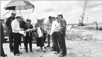  ??  ?? Nancy discusses the RMKS Batong Sadong project with the DID officials during the site inspection. On her left is Awla.