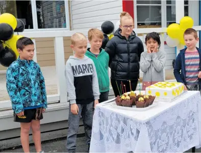  ?? Photo / Paul Brooks ?? Celebratin­g their lockdown birthdays at Brunswick School were Caleb (left) 8, Dean, 7, Zac, 7, Amelia, 13, Gwenn, 7, and Dominic, 7. Absent were Hannah, 5, and Xylence, 11.