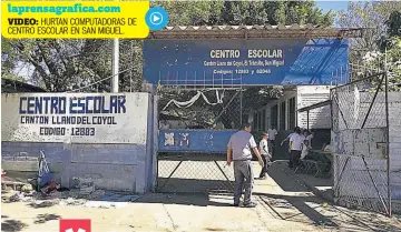  ??  ?? Fácil acceso. Los delincuent­es rompieron una malla ciclón que hace de muro perimetral de la escuela y luego violentaro­n varias cerraduras para sustraer equipo de cómputo y otros.