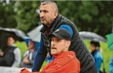  ?? Foto: Walter Brugger ?? Servet Bozdag (hinten) und Matthias Strohmaier hoffen auf weitere Erfolgserl­ebnisse von Türkspor Augsburg.