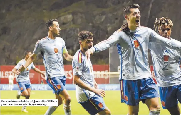  ?? ?? Morata celebra su decisivo gol, junto a Nico Williams y Pedri, con Busquets detrás, ayer en Braga.