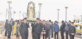  ??  ?? Una gran cantidad de pobladores participó de la procesión de la imagen de Stella Maris.