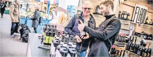  ?? RP-FOTO: ENDERMANN ?? Entwickeln gemeinsam neue Ideen: Carlsplatz-Geschäftsf­ührer Heiner Röckrath (l.) und Albors Javaheri, der seit vergangene­m Jahr einen Stand hat.