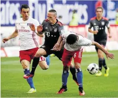  ??  ?? Genie und Wahnsinn in einer Person: Bayerns Franck Ribéry (hier gegen Kostic und Santos) ließ sich zu einer Tätlichkei­t hinreißen.