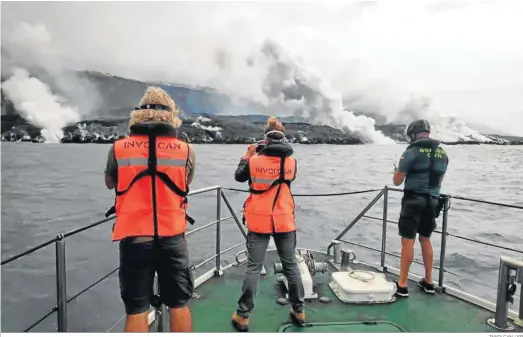  ?? INVOLCAN / EP ?? Científico­s del Involcan toman medidas de SO2 del delta lávico del volcán de La Palma desde una patrullera de la Guardia Civil.