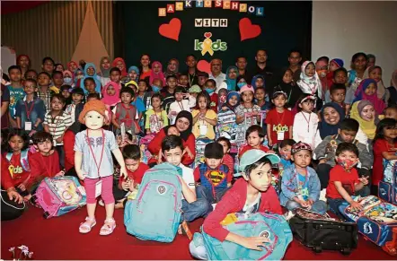  ??  ?? One for the album: Children posing with their school supplies during the Back to School programme at the Kuala Lumpur Internatio­nal Hotel.