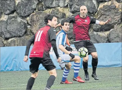  ?? FOTO: UNANUE ?? Josu Cuesta, al fondo, encima a un jugador del Mutriku con su compañero Mikel Intxausti de espaldas