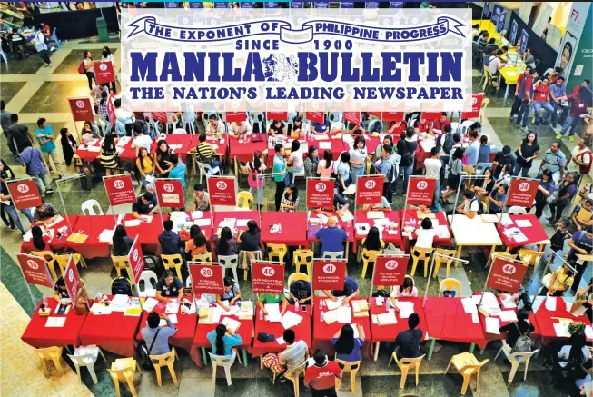  ?? (Keith Bacongco) ?? HUNTING FOR WORK – Jobseekers fill up forms on the last day of a job fair at a mall in Davao City Wednesday. The Ibon Foundation reported that the ranks of the underemplo­yed and part-time workers in the country have swelled by more than a million people.