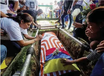  ?? Ansa ?? Lacrime e sangue Il funerale di un giovane ucciso in strada durante le proteste anti governativ­e