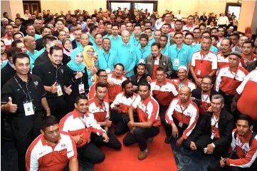  ??  ?? Dr Mahathir Mohamad (centre) with Pos Malaysia Berhad staff after opening the 21st congress of the Union of Pos Malaysia Uniformed Staff (UPUS) in Shah Alam. — Bernama photo