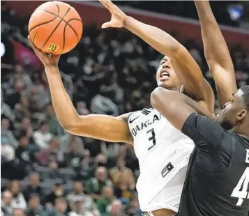  ?? CARLOS OSORIO AP ?? Oakland forward Micah Parrish had 19 points and eight rebounds in this game against Michigan State.