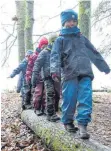  ?? FOTO: DPA ?? Spielen im Wald und am besten auch mit Tieren: Überlegung­en für ein neues Kindergart­en-Konzept in Eßlingen laufen.