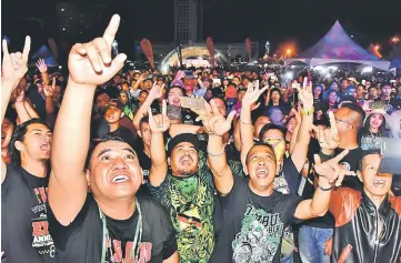  ??  ?? AMUK hardcore fans react as Bandi rocks the night away with his explosive songs.