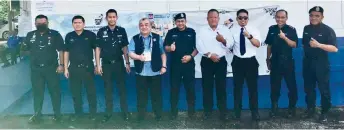  ?? ?? Belayong Pok (fourth left ) and Marudi police chief DSP Ruslan Mat Kib (fifth left ) in a photo call with some of police personnel who voted yesterday.