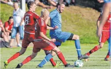  ?? FOTO: VOLKER STROHMAIER ?? Der SV Haslach, hier mit Marius Pfeiffer (rechts), will gegen den TSV Rot/Rot, hier mit Luca Badstuber (links) und Heiko Friedrich, Punkte gegen den Abstieg sammeln.