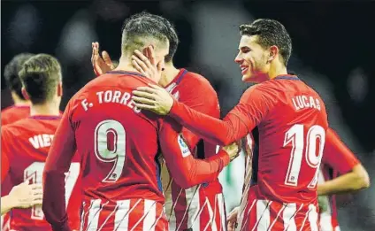  ?? FOTO: SIRVENT ?? Fernando Torres hizo dos goles en la victoria del Atlético ante el Elche en el Metropolit­ano