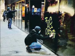  ?? ÀLEX GARCIA ?? Manifestan­ts fan pintades durant els incidents a Barcelona