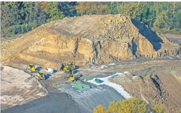  ?? FOTO: HANS BLOSSEY ?? Ist der Mühlenberg wirklich dicht? Geht von den Ölpellets eine Gefahr aus? Oder wäre es besser den ganzen Berg abzutragen? Es gibt viele Fragen.