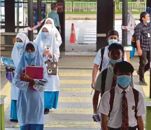  ?? (Foto Faiz Anuar/bh) ?? Pelajar Sekolah Menengah Kebangsaan Seksyen 7, Shah Alam hadir ke sekolah dengan memakai pelitup muka.