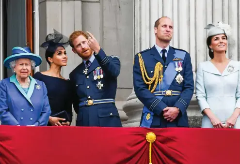  ?? FOTO: IMAGO/HUSSEIN ?? Im Juli zeigten sie noch Einigkeit: Queen Elizabeth, Herzogin Meghan, Prinz Harry, Prinz William und Herzogin Kate (v.l.).