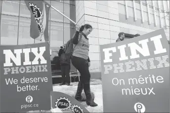  ?? CP PHOTO ?? Public servants participat­e in a rally rally against the Phoenix payroll system outside the offices of the Treasury Board of Canada in Ottawa on Wednesday.