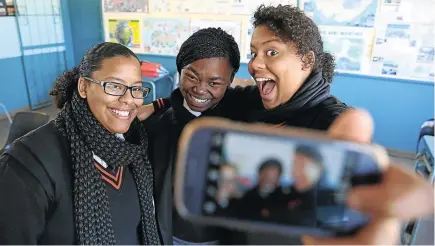  ?? Picture: JAMES OATWAY ?? CUTTING EDGE: Savannah Skeepers, Busisiwe Thango and Jamaica Skeepers from Sunward Park High School in Boksburg, which is leading the way in using Android smartphone­s and tablets as learning aids