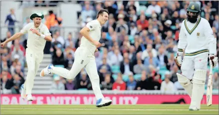  ?? PICTURE: REUTERS ?? HOWZAT: Debutant England quick Toby Roland-Jones celebrates the wicket of South Africa’s Hashim Amla during a Proteas batting collapse that saw him claim 4/39 on day two of the third Test at the Oval in London yesterday.