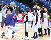  ?? PROVIDED TO CHINA DAILY ?? Shi Deshuai of the Tianjin Gold Lions teaches kids some shooting skills before an exhibition game between two elementary schools on the sidelines of the CBA All-Star Weekend in Qingdao, Shandong province, last weekend.