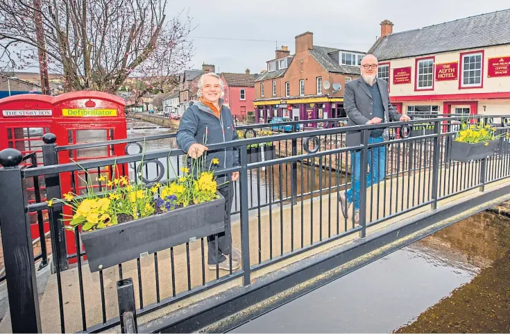  ??  ?? NEW RECRUIT: David Whipps, left, of the Alyth Developmen­t Trust with Colin Reed at Alyth Burn, off Commercial Street. Picture by Steve MacDougall.