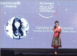  ??  ?? e-commerce MENTOR BISNIS: Founder & CEO Dutakom Wibawa Putra Caroline Gondokusum­o memberikan sambutan pada perhelatan ID.Connect: Hello Digital Inspiratio­n di Surabaya kemarin. FRIZAL/JAWA POS