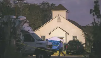  ??  ?? L’enquête se poursuivai­t lundi, à l’église First Baptist de Sutherland Springs. Associated Press: Nick Wagner