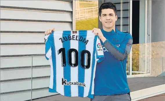  ?? FOTO: REAL SOCIEDAD ?? Igor Zubeldia posa en Zubieta con su camiseta de 100 partidos con la Real, que los cumplirá su juega mañana en Ipurua