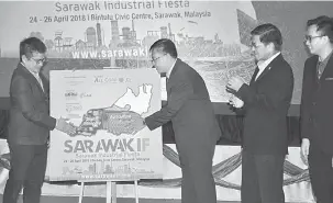  ??  ?? LONJAKAN EKONOMI: Dr Annuar (kiri) dan Bujang (tiga kanan) menyempurn­akan perasmian Fiesta Perindustr­ian Sarawak 2018.