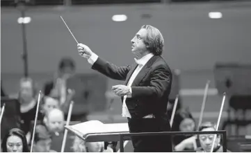  ?? CHRIS SWEDA/CHICAGO TRIBUNE ?? Conductor Riccardo Muti leads the Chicago Symphony Orchestra at Orchestra Hall in 2019.