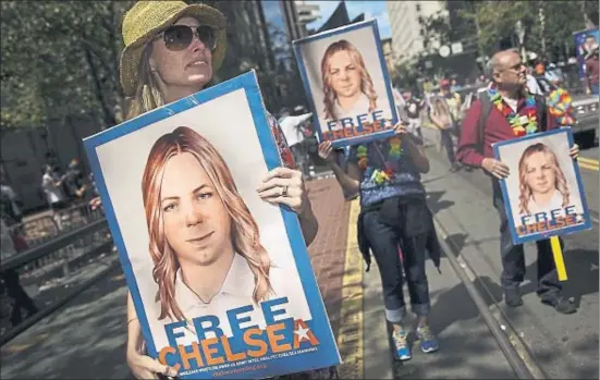  ?? ELIJAH NOUVELAGE / REUTERS / ARXIUO ?? Manifestan­ts a San Francisco demanant l’alliberame­nt de Chelsea Manning el 2015