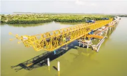  ??  ?? Vista panorámica del viaducto sobre la Ciénaga de la Virgen que se ejecuta en Cartagena y que entrará en funcionami­ento en julio próximo.