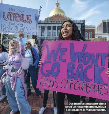  ?? ?? Des manifestan­tes pro-choix lors d’un rassemblem­ent, hier, à Boston, dans le Massachuse­tts.