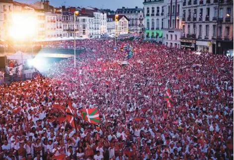  ?? [MATHIEU PRAT/ VILLE DE BAYONNE] ?? Les villes de Bayonne, Dax, Marmande ou encore La Rochelle connaissen­t chaque année des semaines de forte fréquentat­ion due aux événements culturels qu’elles reçoivent chaque été. Ces fêtes et festivals attirent des milliers de touristes, contribuan­t à valoriser l’image et l’économie locale de ces zones rurales. Lors de ses fêtes, Bayonne passe de 53"528 habitants à près d’un million de personnes.