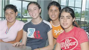  ??  ?? Ixchel García, Paulina Ancona Bates, Gabriela González y Yamel Charruf Semerena.