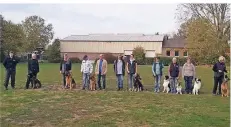  ?? FOTO: SCHÄFERHUN­DEVEREIN ?? Bild von der Herbstprüf­ung des Schäferhun­devereins in Kellen: Die Mitglieder schnitten gut ab.