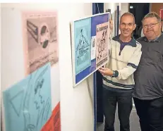  ?? FOTO: TANJA PICKARTZ ?? Wulf Thomas (links) vom Verein Homosexuel­le Kultur Duisburg und Bezirksbür­germeister Volker Haasper.