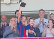  ??  ?? Alexia Putellas y Ruth García, con la Copa. Jenni levanta su trofeo de Mejor Jugadora de la final.