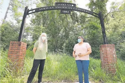  ?? STEPHEN M. DOWELL/ORLANDO SENTINEL ?? Ramona Phipps, left, and Betty Wade are working to preserve Oakland’s Black cemetery, a historical­ly important graveyard.