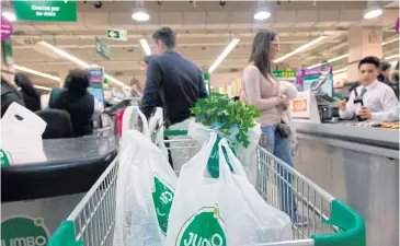  ??  ?? BYE-BYE PLASTICS: Chileans get ready for life without plastic bags as the government upholds its ban on their use.