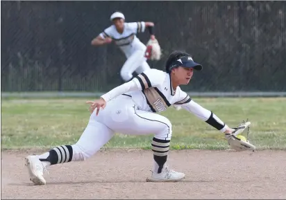  ?? CHRIS RILEY — TIMES-HERALD ?? American Canyon High second baseman Alexis Abalos snatches a hard hit ball out of the air during the Wolves' 4-0loss to Vintage on Thursday.