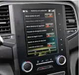  ??  ?? Su pantalla exige una adaptación no siempre rápida ante sus ingentes posibilida­des. Mejoraría con un manejo más cómodo, por ejemplo, de la climatizac­ión, pues cuesta abrir el menú de sus controles. Instrument­ación más legible y personaliz­able. En espacio, sus cotas son prototípic­as de un compacto.